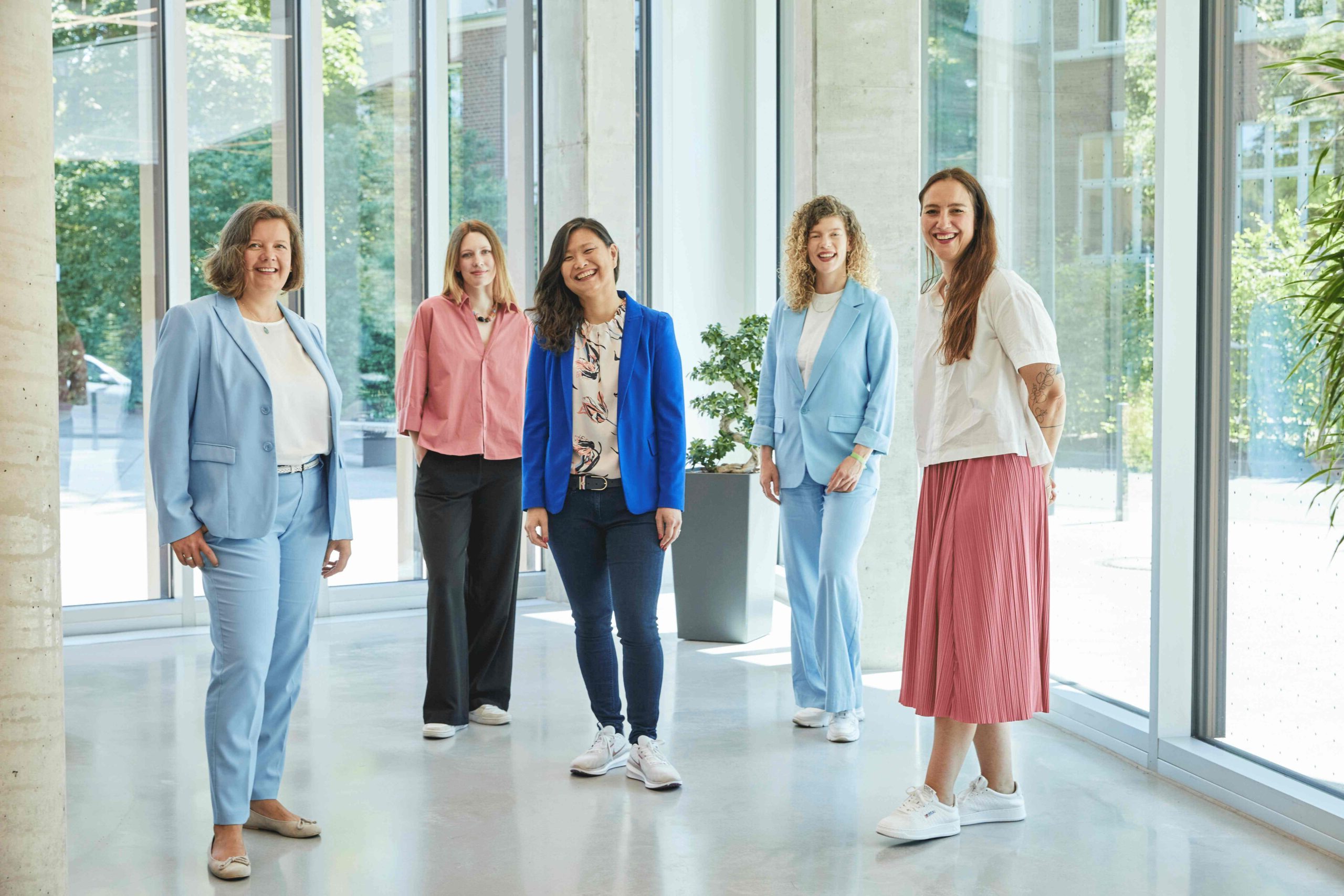 MentorMe Mentorinnen und Mentees Fünf selbstbewusste Frauen stehen gemeinsam für Mentoring bei MentorMe
