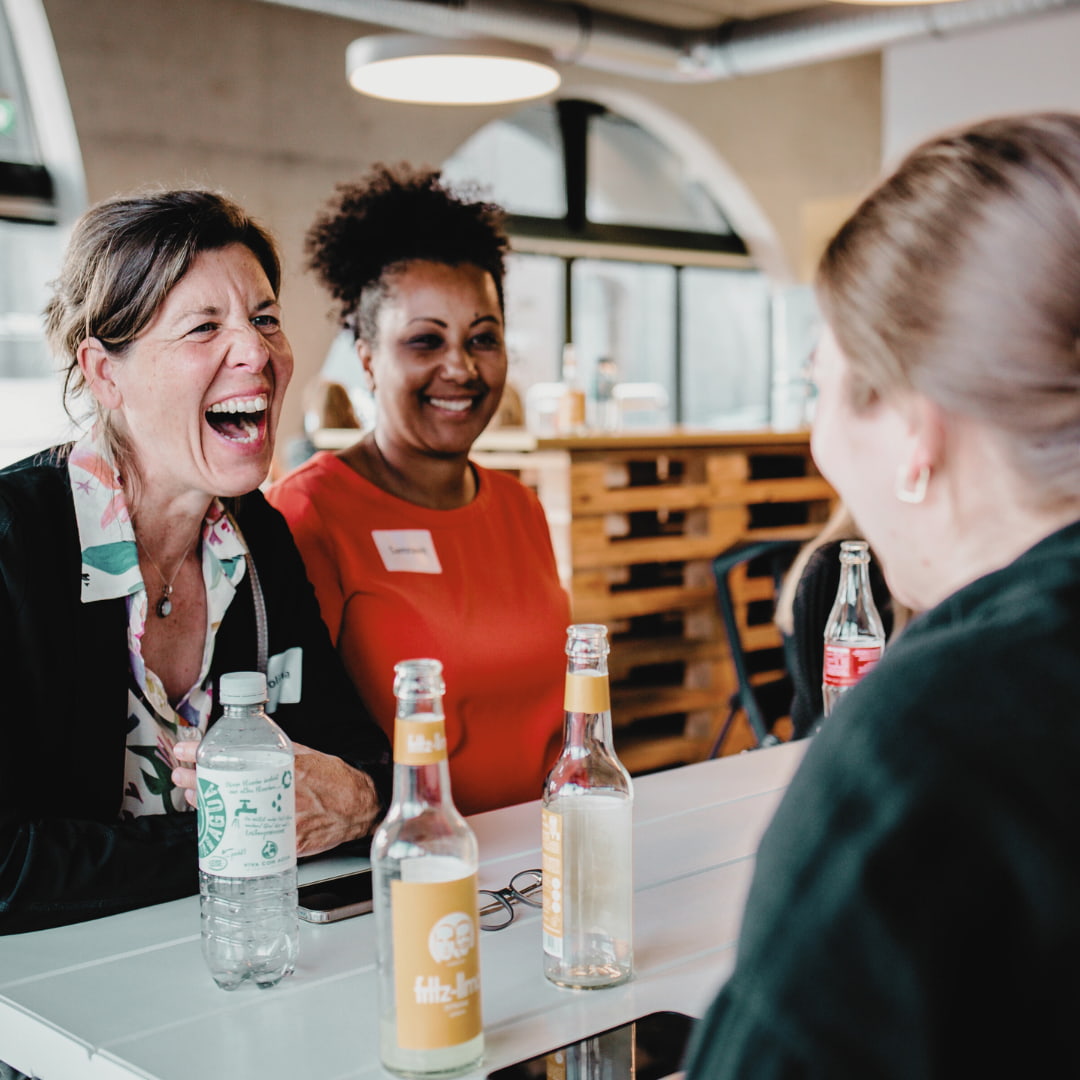MentorMe Frauen beim Netzwerken