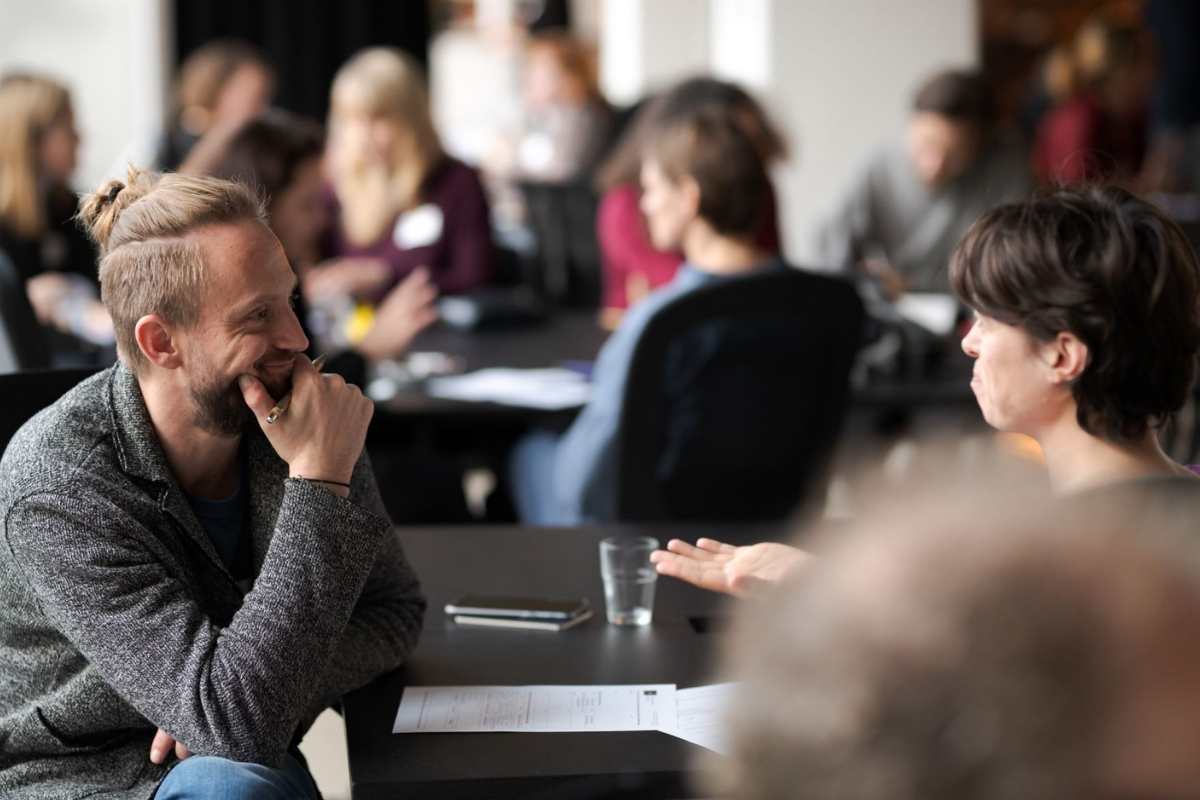 Mentoring bei MentorMe: Mentor und Mentee unterhalten sich